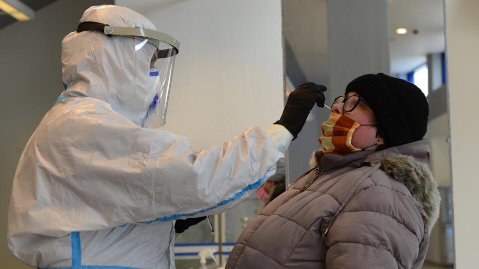 Dobrovoľné testovanie antigénovými testami na Covid-19 v Starej Ľubovni. Na snímke testovanie v športovej hale. Stará Ľubovňa 23. januára 2021. FOTO TASR – Milan Kapusta