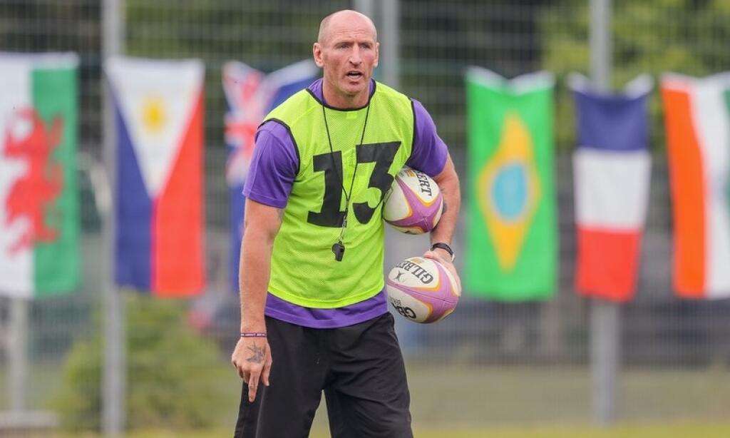 Gareth Thomas (Wales) Thomas sa stal prvým rugbistom, ktorý otvorene priznal, že je gay. Učinil tak v roku 2009 v rozhovore pre denník Daily Mail. „Ukončilo to moje manželstvo a takmer ma to doviedlo k samovražde. Je čas priznať pravdu, som gay,“ povedal. Waleský stredopoliar dúfa, že tým otvoril cestu aj iným rovnako orientovaným rugbistom. Jeho život láka aj filmových producentov. Záujem zahrať si Thomasa prejavili hollywoodski herci Mickey Rourke aj Tom Hardy.