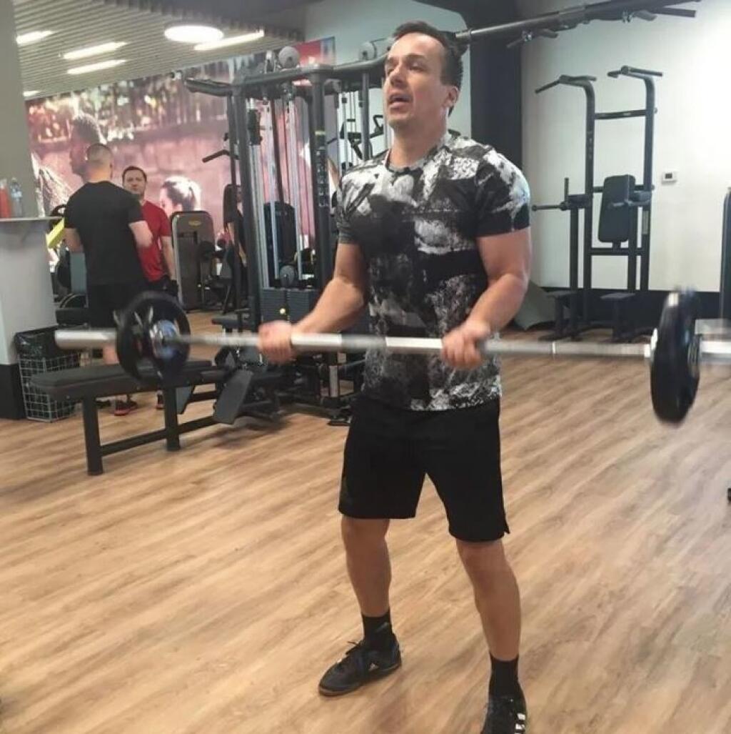 Erik Tomáš na svojom tele maká vo fitness centre.