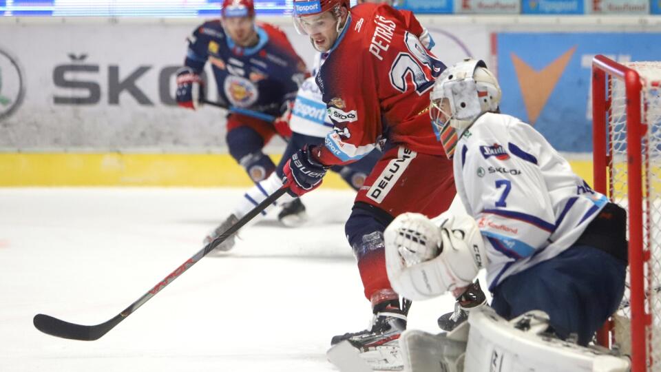 Na snímke Samuel Petráš (Zvolen) a brankár Popradu Patrik Nechvátal počas zápasu 28. kola hokejovej Tipsport Ligy HKM Zvolen - HK Poprad 3. decembra 2019 vo Zvolene. FOTO TASR - Ján Krošlák
