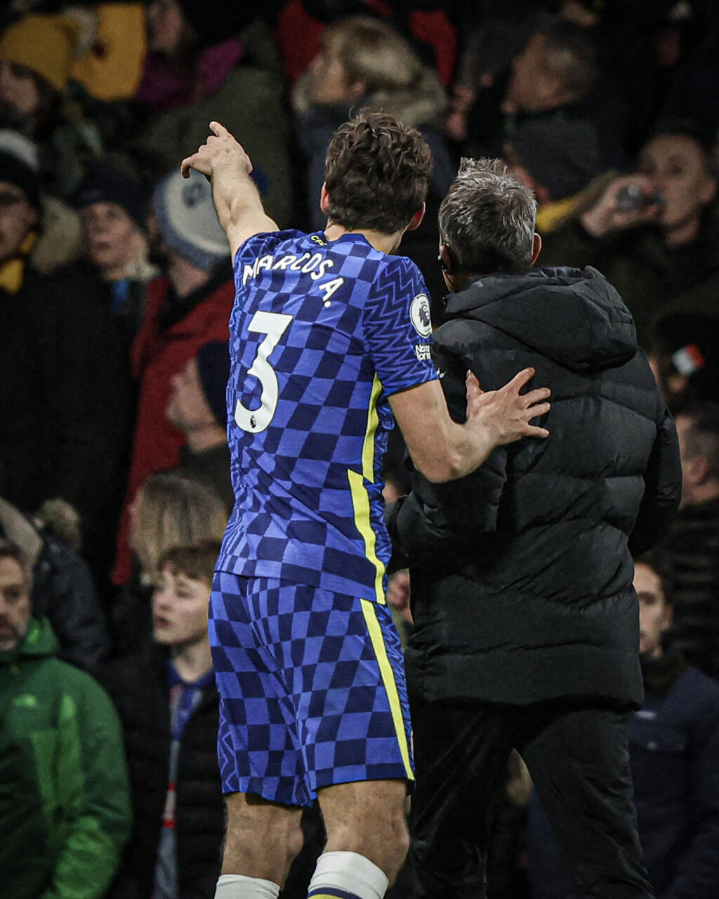 Na incident upozornil lekárov hráč Chelsea Marcos Alonso, ktorý prstom ukázal na miesto na tribúne, kde sa odohrával.