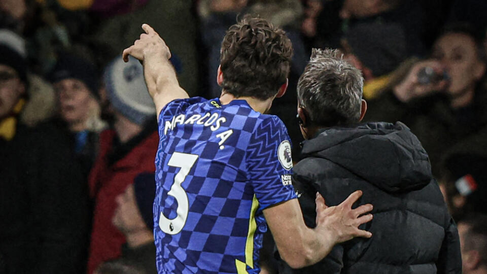Na incident upozornil lekárov hráč Chelsea Marcos Alonso, ktorý prstom ukázal na miesto na tribúne, kde sa odohrával.