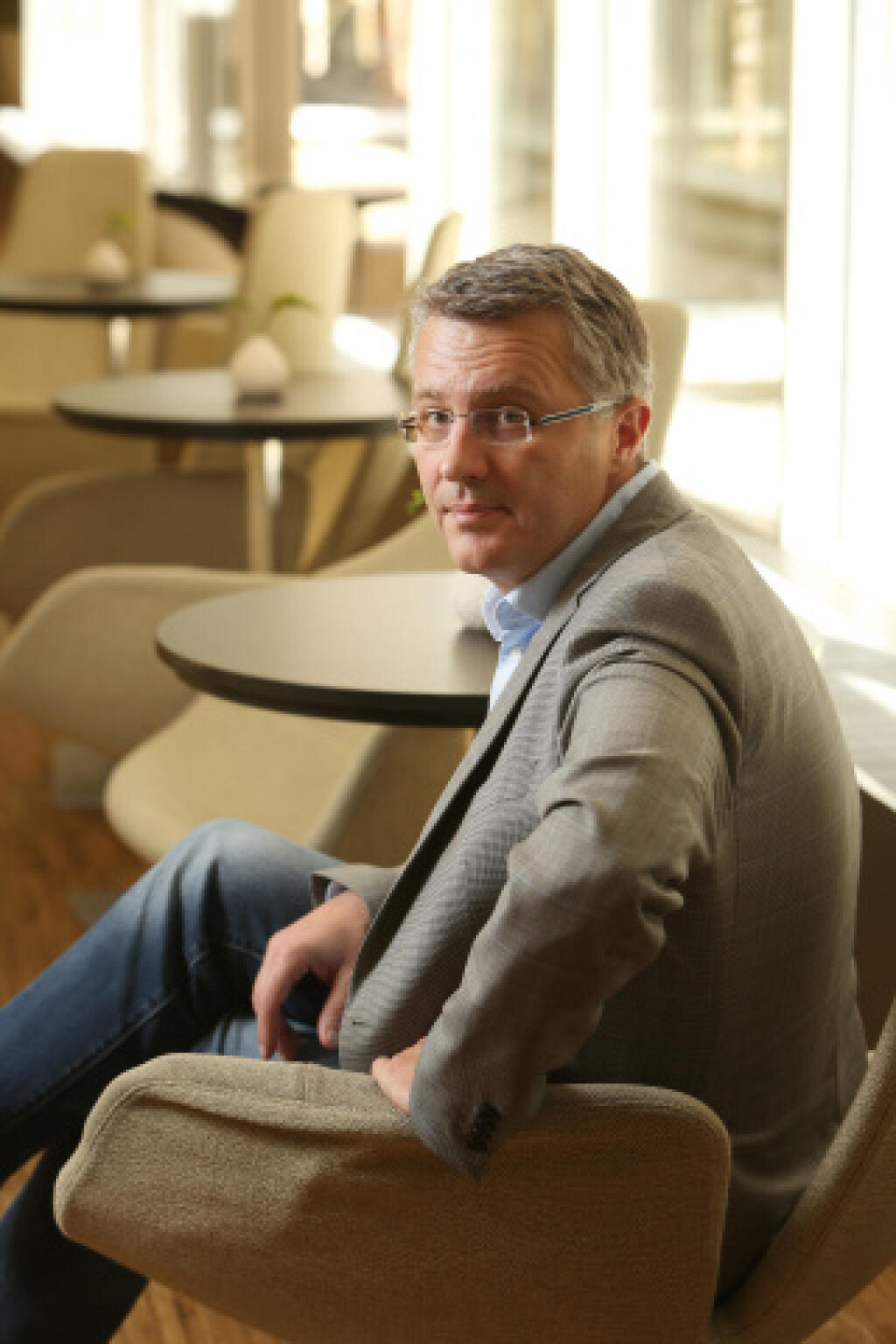 Tomáš Kopecký - pracoval ako manažér predaja pre zastúpenie automobiliek Land Rover a Ford