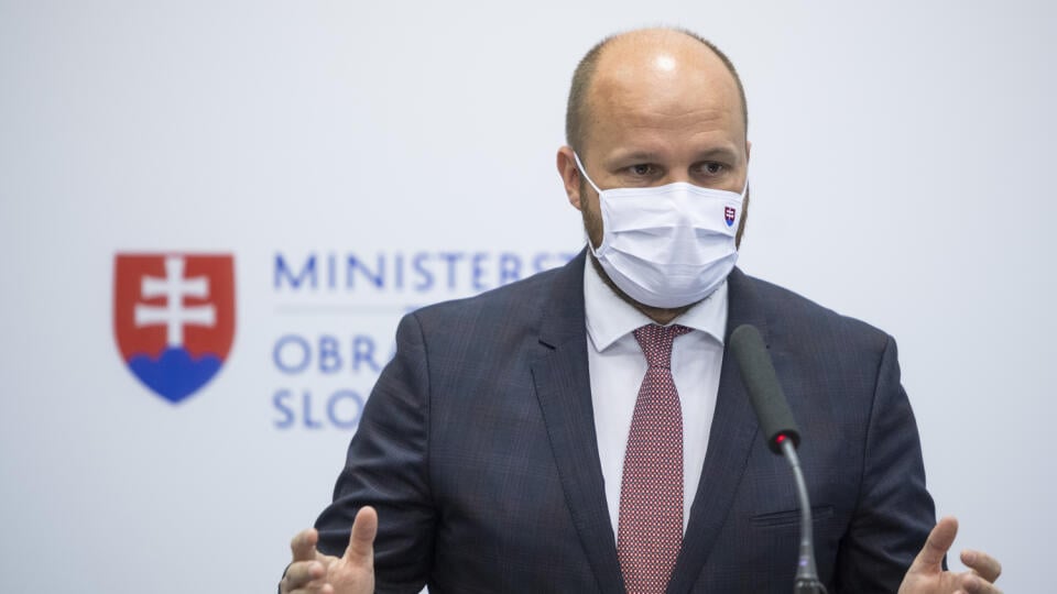 Na snímke minister obrany SR Jaroslav Naď (OĽaNO) počas tlačovej konferencie na rezorte obrany v Bratislave v utorok 2. júna 2020. Medzinárodné letecké dni SIAF tento rok nebudú. Letecké dni sa rozhodli zrušiť v súvislosti s pandémiou nového koronavírusu. FOTO TASR - Jaroslav Novák