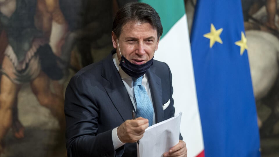 EBE 25 Rím - Na snímke taliansky premiér Giuseppe Conte počas tlačovej konferencie o opatreniach na oživenie hospodárstva po prepuknutí pandémie koronavírusu v Ríme v utorok 7. júla 2020. FOTO TASR/AP
Italian Premier Giuseppe Conte arrives to give a press conference on measures to relaunch the economy following the coronavirus outbreak, at Palazzo Chigi premier's office, in Rome, Tuesday, July 7, 2020. (Roberto Monaldo/LaPresse via AP)