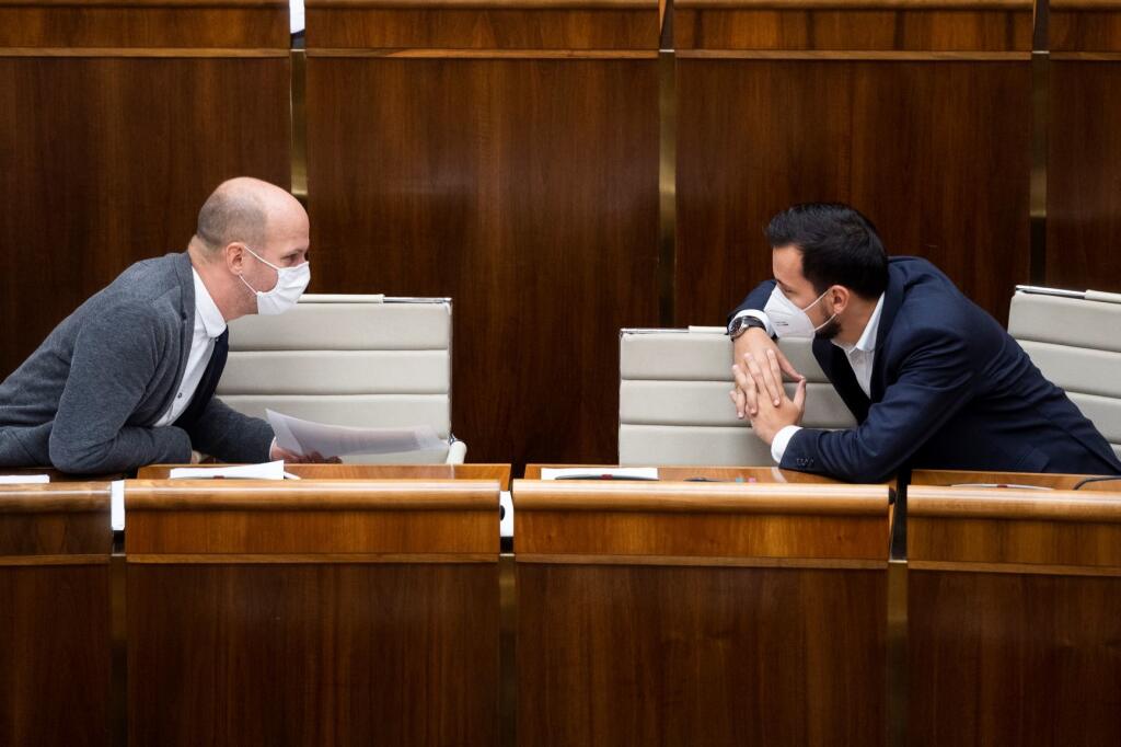 Na snímke zľava podpredseda NR SR Gábor Grendel (OĽaNO) a podpredseda NR SR Juraj Šeliga (Za ľudí) počas 16. schôdze NR SR v Bratislave 27. októbra 2020. Októbrová schôdza Národnej rady (NR) SR je po dohode na poslaneckom grémiu prerušená do 3. novembra do 9.00 h.