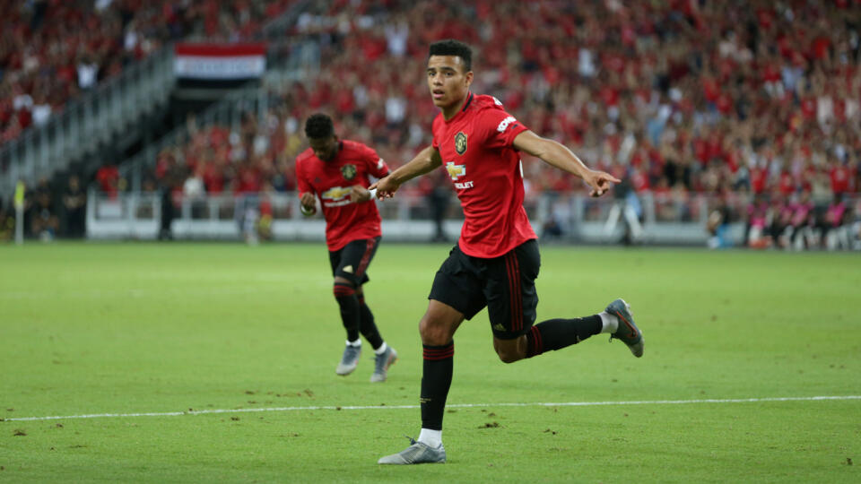 Mason Greenwood oslavuje gól.