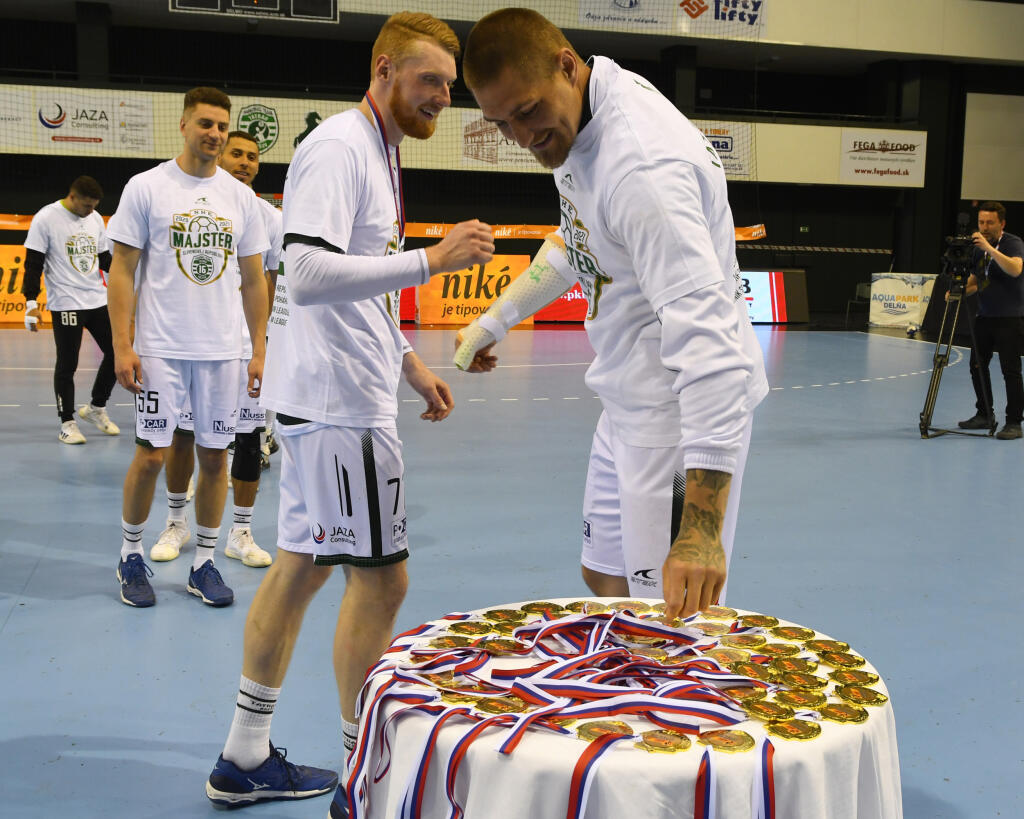 Na snímke medaily si hádzanári brali sami, vpravo kapitán hádzanárov Tatranu Prešov Oliver Rábek, vľavo Guilherme Linhares v treťom zápase finále play off Niké Handball Extraligy mužov v hádzanej Tatran Prešov – MŠK Považská Bystrica.