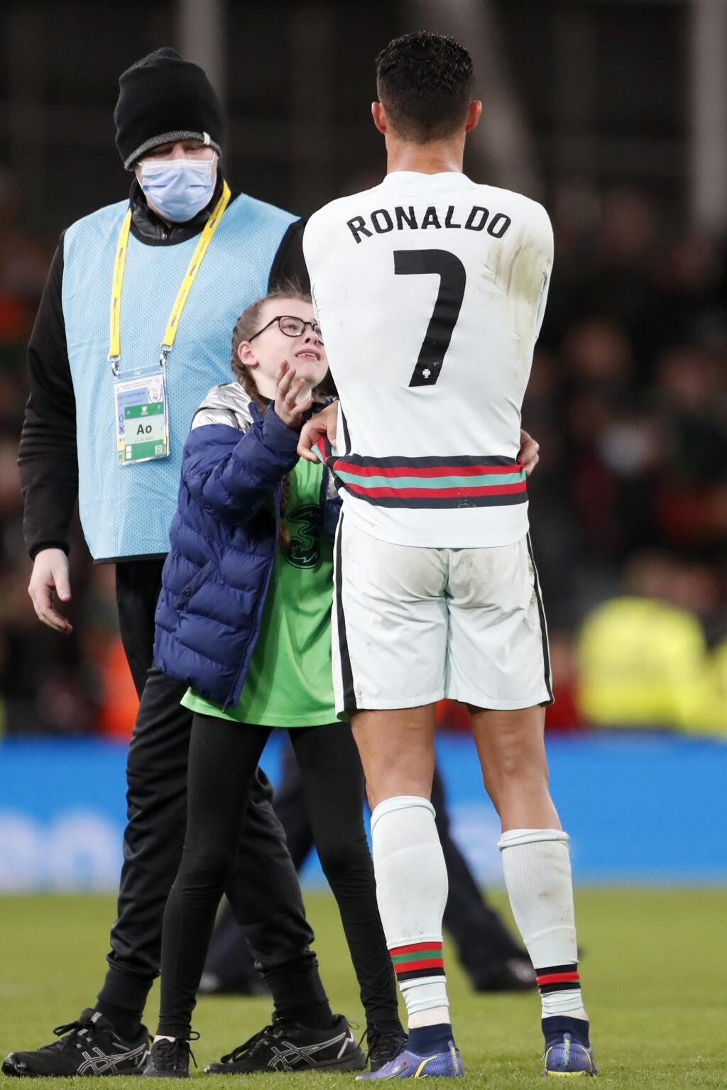 Odvážne dievčatko sa prebilo až k Ronaldovi, aby ho mohlo objať. Dostala dres.