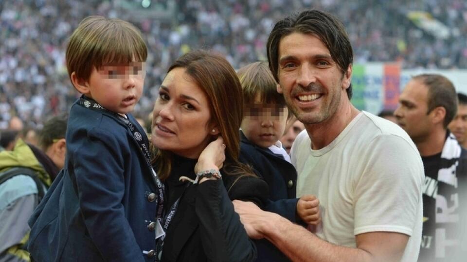 Bývalá česká modelka Alena Šeredová (41) a slávny taliansky futbalista Gianluigi Buffon (41) tvorili pár deväť rokov. Potom ich manželstvo skrachovalo a skončilo sa rozvodom. Spolu majú dvoch synov, no Alena si myslí, že jej vzťah s ikonou uškodil.
