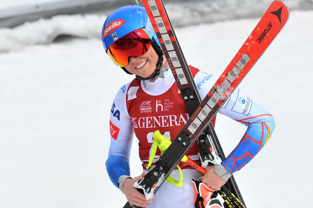 Na snímke americká lyžiarka Mikaela Shiffrinová v cieli finálového zjazdu Svetového pohára vo francúzskom dejisku Courchevel/Meribel 16. marca 2022. FOTO TASR - Martin Baumann