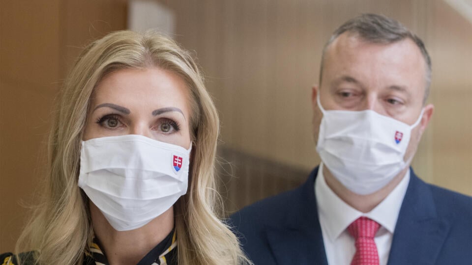 Na snímke vľavo poslankyňa NR SR Petra Krištúfková a vpravo minister práce, sociálnych vecí a rodiny Milan Krajniak (obaja Sme rodina) počas brífingu s novinármi v rámci 25. zasadnutia vlády SR v streda 17. júna 2020 v Bratislave. Petra Krištúfková bude novou splnomocnenkyňou vlády pre podporu rodiny a sociálnu pomoc. Ide o nový post, ktorý vznikne na návrh ministra práce Milana Krajniaka. Návrh na jej vymenovanie v stredu schválila vláda premiéra Igora Matoviča (OĽaNO). FOTO TASR - Martin Bauma