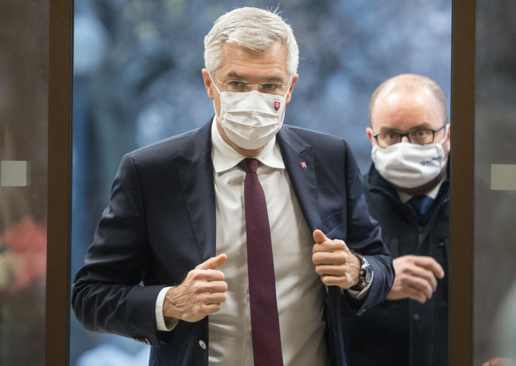 Na snímke minister zahraničných vecí a európskych záležitostí SR Peter Korčok (nominant SaS) prichádza na 55. rokovanie vlády SR 2. decembra 2020 v Bratislave. FOTO TASR -  Martin Baumann