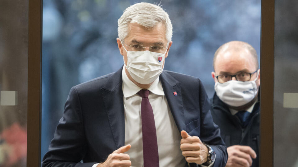 Na snímke minister zahraničných vecí a európskych záležitostí SR Peter Korčok (nominant SaS) prichádza na 55. rokovanie vlády SR 2. decembra 2020 v Bratislave. FOTO TASR - Martin Baumann