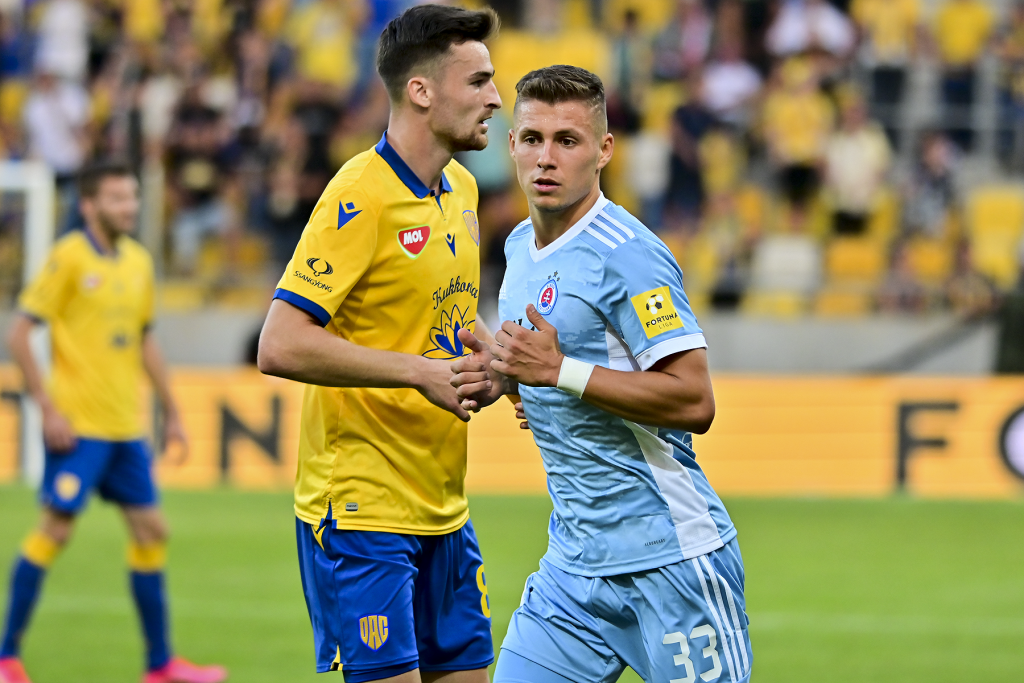 Slovenský futbalista Samuel Mráz (24) by si mal v dnešnom zápase skupinovej fázy Konferenčnej ligy medzi Slovanom Bratislava a FC Kodaň odbiť premiéru na Tehelnom poli.