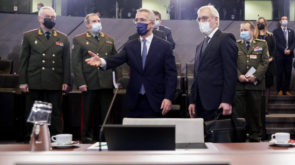 JB 22 Brusel - Generálny tajomník NATO Jens Stoltenberg (uprostred) a námestník ruského ministra zahraničných vecí Alexander Gruško (vpravo) počas príchodu na zasadnutie Rady NATO - Rusko v sídle NATO v Bruseli 12. januára 2022. FOTO TASR/AP
NATO Secretary General Jens Stoltenberg, center, and Russia's Deputy Foreign Minister Alexander Grushko, right, arrive for the NATO-Russia Council at NATO headquarters, in Brussels, Wednesday, Jan. 12, 2022. Senior NATO and Russian officials are meeting Wed