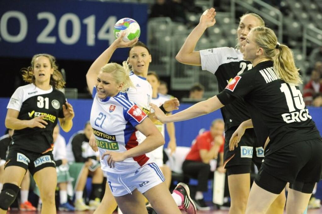 Na snímke s loptou Simona Szarková (SVK) a vpravo Kim Naidzinaviciusová (GER) v stretnutí Nemecko - Slovensko v druhej štvrfinálovej skupine na ME v hádzanej žien 17. decembra 2014 v Záhrebe.