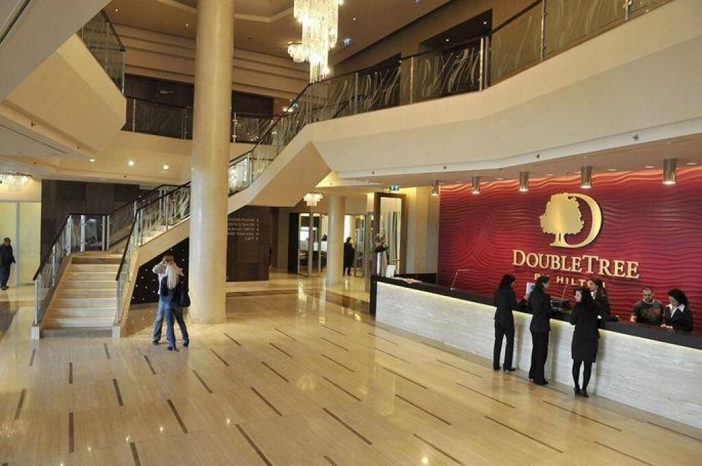 Pozrite si Širokého hotel