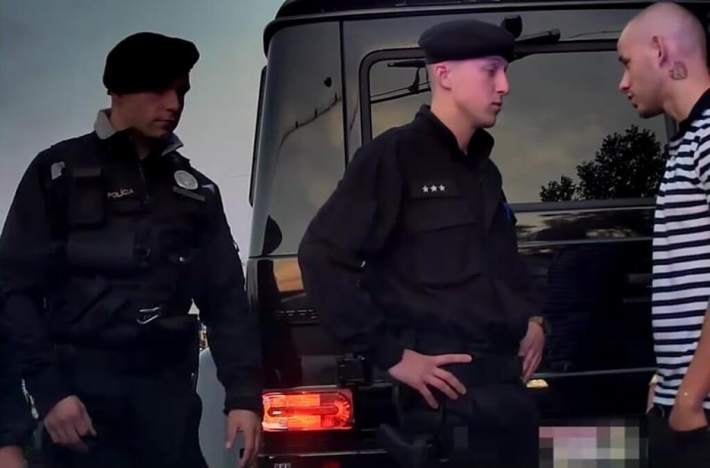 . Z osobného auta okrem Vlada povyskakovalo ďalších 10 pasažierov. Vlado odmietol „fúkať“ a noc si odsedel v cele. Aféra pokračovala, keď sa zisťovalo, kto auto nakoniec šoféroval.