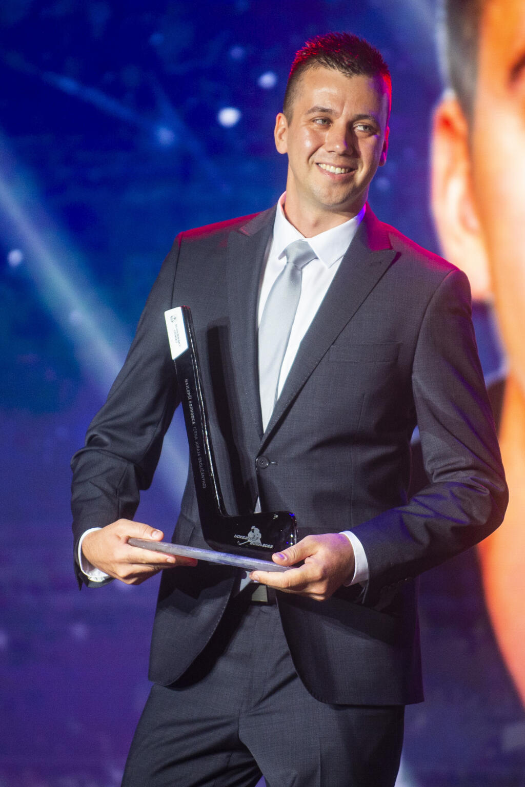 Na snímke hokejový rozhodca Peter Stano získal ocenenie Najlepší rozhodca počas odovzdávania ocenení Hokejista roka 2022 v Bratislave 11. augusta 2022. FOTO TASR - Jakub Kotian