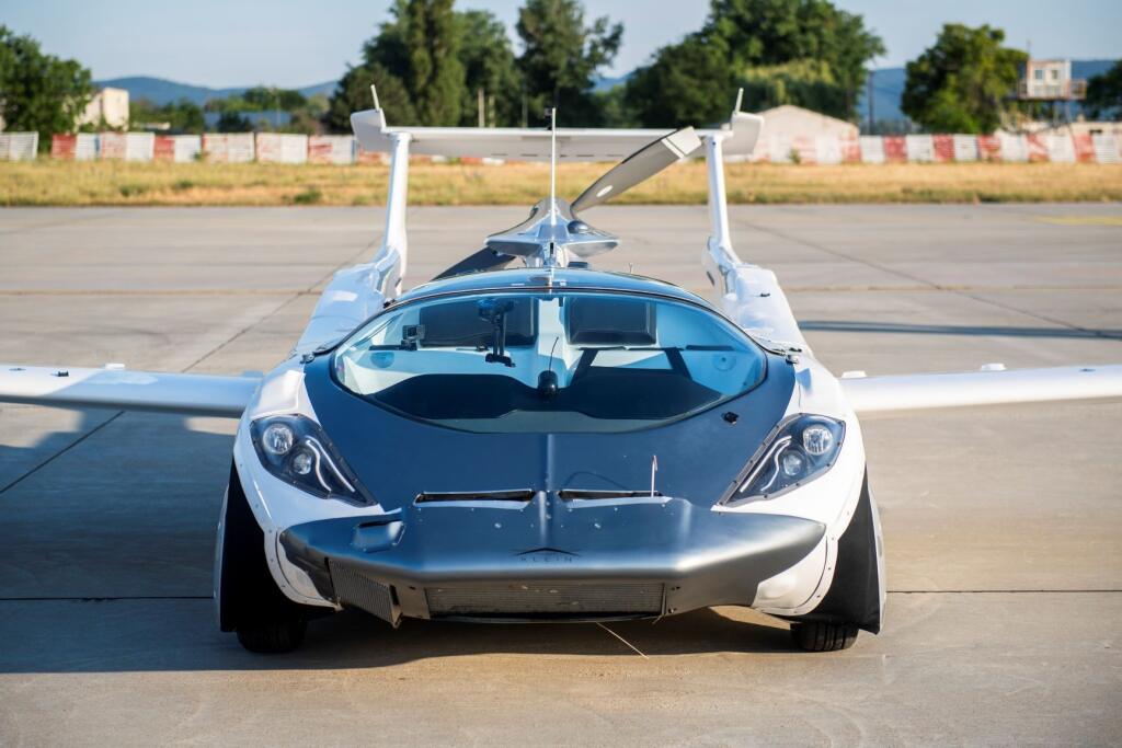Lietajúce auto Aircar po prvý raz absolvovalo let medzi dvoma medzinárodnými letiskami