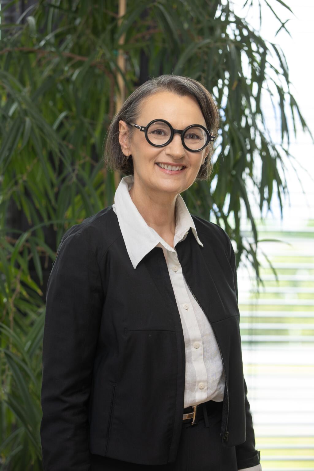 Beata Hlavčáková pôsobí v spoločnosti Deloitte na Slovensku ako manažérka v oblasti udržateľnosti. Má 20 rokov odborných a praktických skúseností v súkromnom, mimovládnom aj verejnom sektore. Navrhovala stratégie a programy udržateľnosti, auditovala nefinančné správy a riadila medzinárodné projekty udržateľnosti (EÚ, UNDP, EBRD).