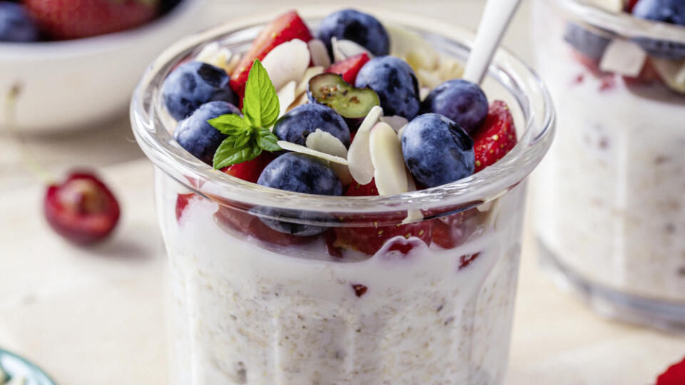 Mixed,Berries,Overnight,Oats,With,Almond,Flakes,In,Glass,Jar,