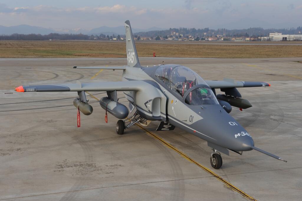 Nový dvojrolový taktický tréner M-345 od Leonardo