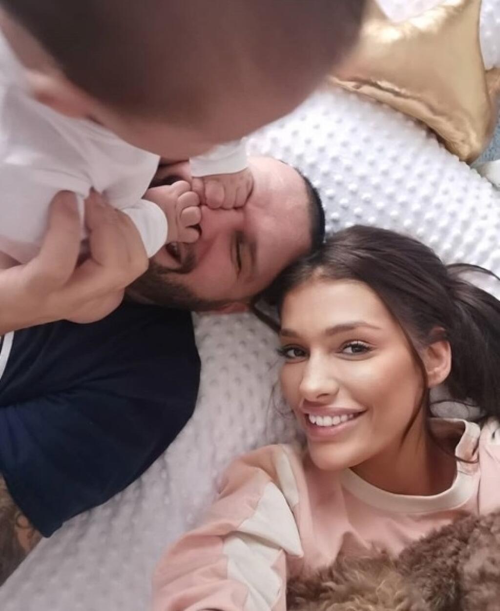 Konečne! Jasmina a Rytmus nechtiac ukázali tváričku malého Sanela! Pozrite sa, je celý po... (FOTO)