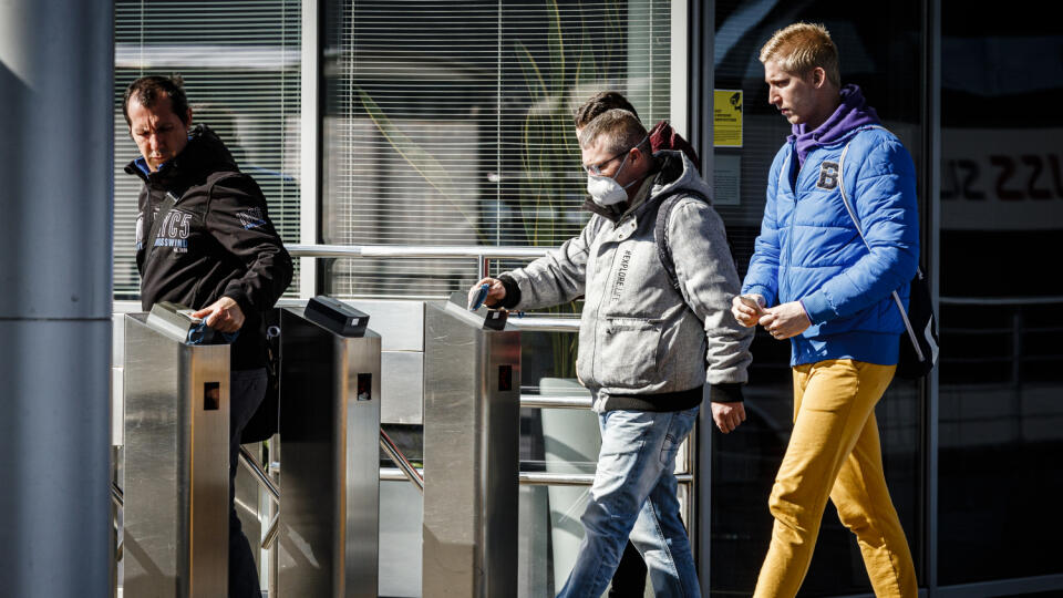 Zamestnanci najväčšieho slovenského zamestnávateľa Volkswagen Slovakia si menia pravdepodobne naposledy pracovné zmeny pred dočasným uzatvorením výroby.