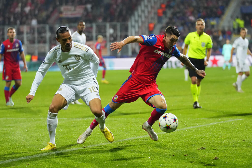 PK 55 Plzeň - Na snímke v popredí sprava slovenský futbalista Plzne Erik Jirka a hráč Bayernu Leroy Sane bojujú o loptu v zápase 4. kola C-skupiny skupinovej fázy Ligy majstrov vo futbale FC Viktoria Plzeň - Bayern Mníchov v Plzni 12. októbra 2022. FOTO TASR/AP
Bayern's Leroy Sane, left, challenges for the ball with Plzen's Erik Jirka during the Champions League group C soccer match between Viktoria Plzen and Bayern Munich at the Doosan Arena in Plzen, Czech Republic, Wednesday, Oct. 12, 2022.