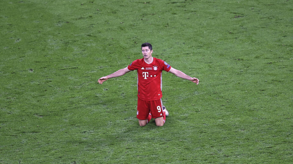 EBE 47 Budapešť - Na snímke poľský útočník  Bayernu Robert Lewandowski oslavuje víťazstvo 2:1 po predĺžení v zápase o Superpohár UEFA vo futbale Bayern Mníchov - FC Sevilla v Budapešti 24. septembra 2020. FOTO TASR/AP
Bayern's Robert Lewandowski celebrates after winning the UEFA Super Cup soccer match between Bayern Munich and Sevilla at the Puskas Arena in Budapest, Hungary, Thursday, Sept. 24, 2020. (Laszlo Szirtesi/Pool via AP)