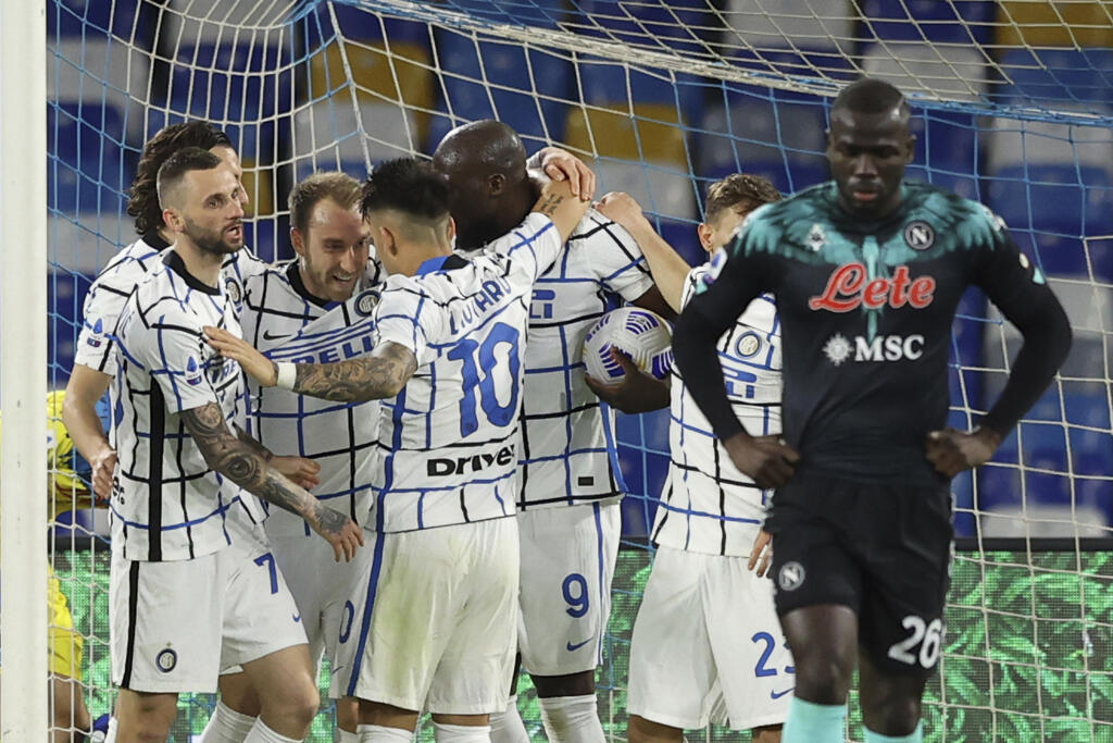 Futbalista Christian Eriksen (tretí vľavo) z Interu Milána sa teší z gólu počas zápasu 31. kola talianskej Serie A SSC Neapol - Inter Miláno 18. apríla 2021 v Neapole.