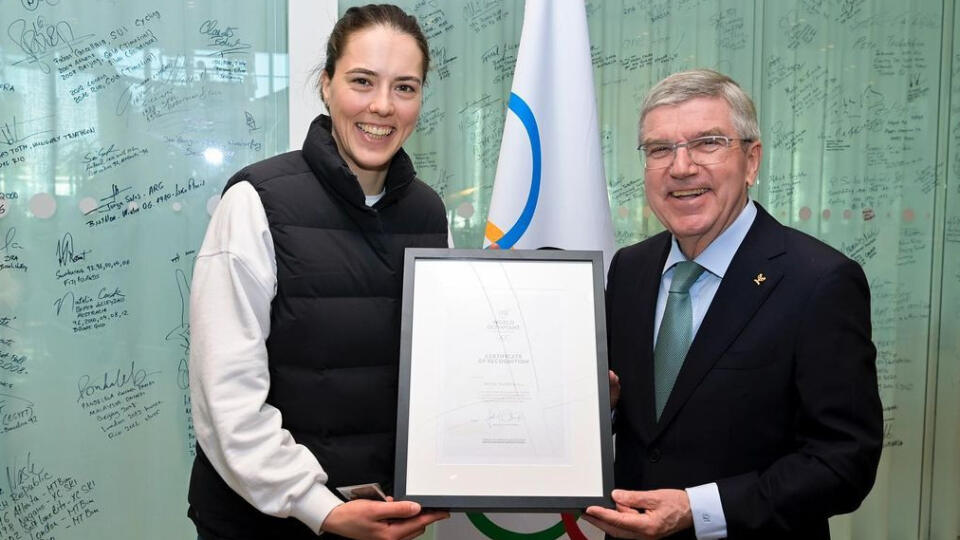 Slovenská lyžiarka Petra Vlhová v Lausanne v spoločnosti prezidenta Medzinárodného olympijského výboru (MOV) Thomasa Bacha.