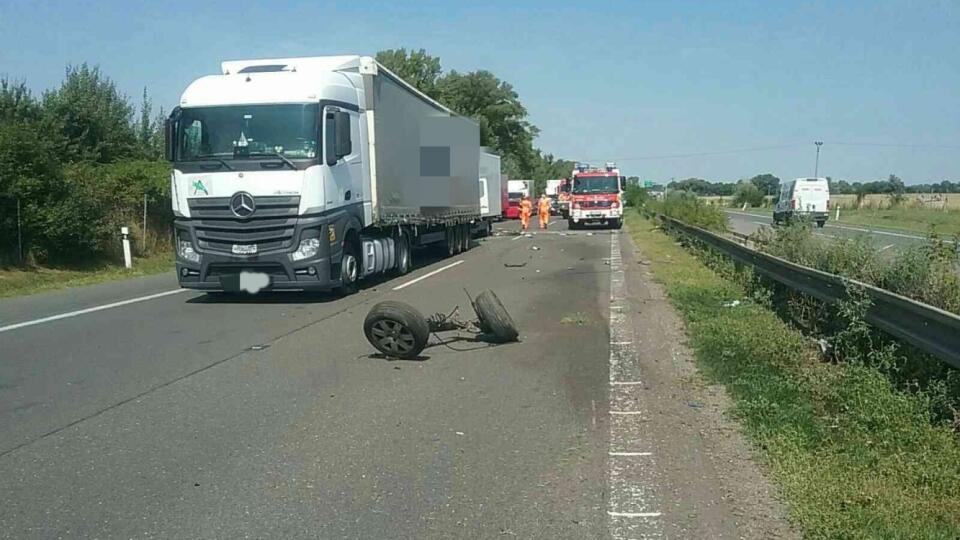 Pri tragickej dopravnej nehode, ktorá sa stala na diaľnici D2 v smere do Bratislavy, zahynul jeden človek.