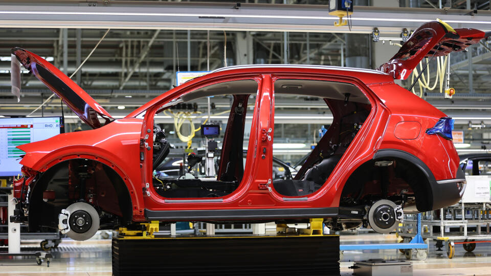 Na snímke montáž nových automobilov Kia v priestoroch výrobnej haly spoločnosti Kia Slovakia v stredu 15. januára 2025 v Tepličke nad Váhom pri Žiline. FOTO TASR - Daniel Stehlík