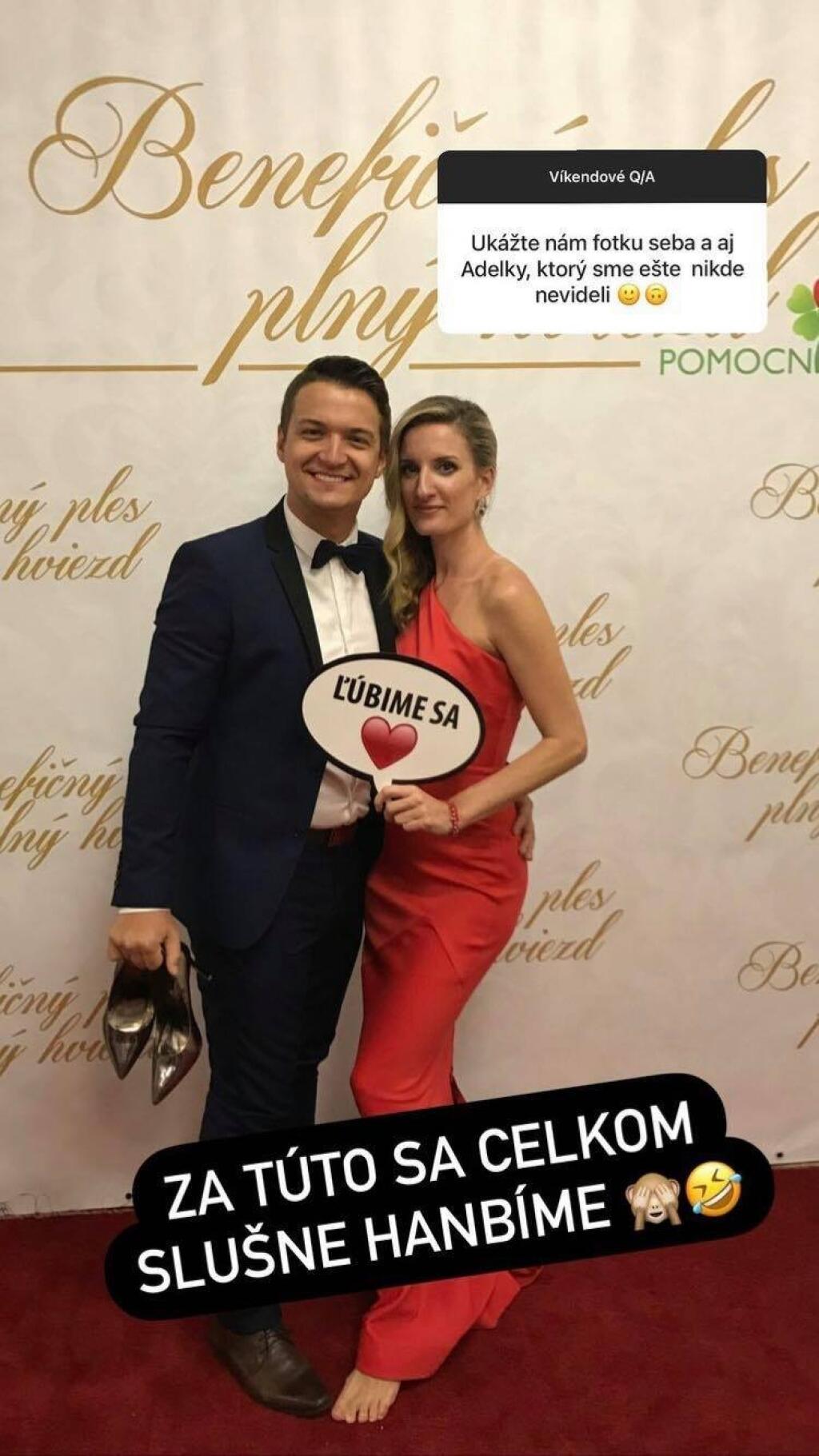 Vincze ukázal spoločnú fotku s Adelou z plesu, za ktorú sa hanbia. Jeho manželka na nej pózuje v róbe a bez lodičiek.