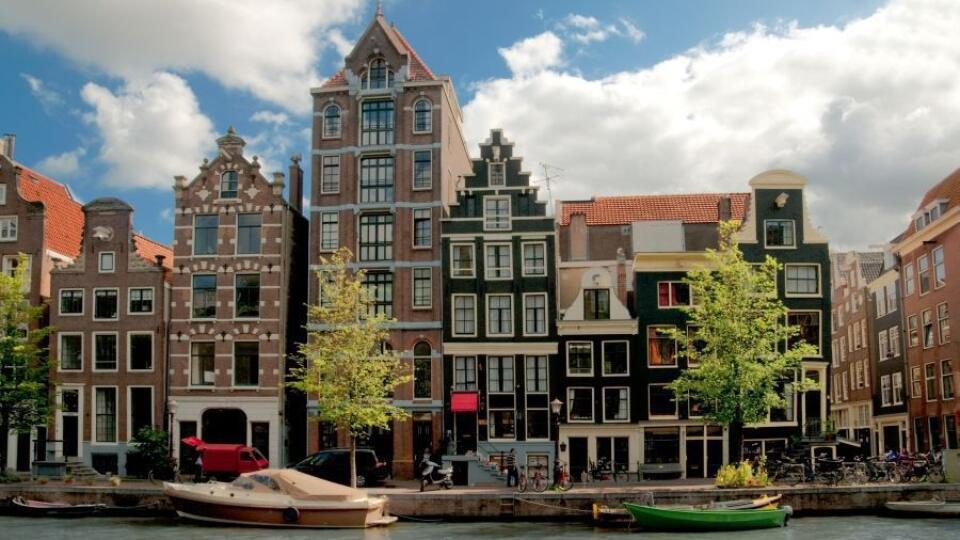 Amsterdam bol založený koncom 12. storočia ako malá rybárska dedinka. Dnes v ňom žije 1,5 milióna ľudí a 177 národností.