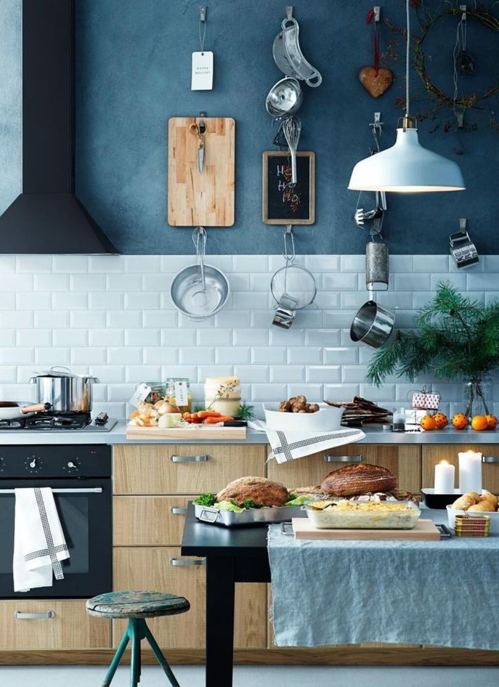 Голубая плитка на кухню в скандинавском стиле