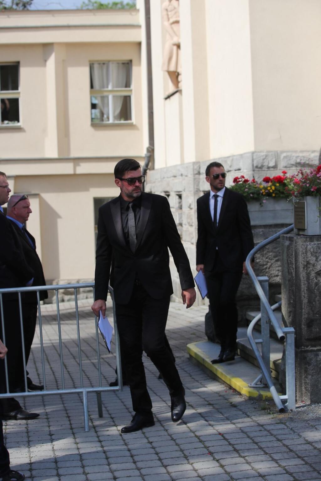 Bývalý brankár Plzne, spoluhráč Mariána Čišovského a dobrý kamarát Matúš Kozáčik nechýbal na pohrebe. Priniesol kvety a predniesol s Marekom Bakošom smútočnú reč.