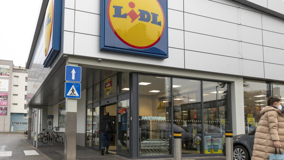 Situácia pred predajňami obchodného reťazca Lidl počas ohlásenej akcie na maslo, ktorého cena má v blízkej dobe vzrásť. Na snímke je prevádzka na Trenčianskej ulici v Bratislave.