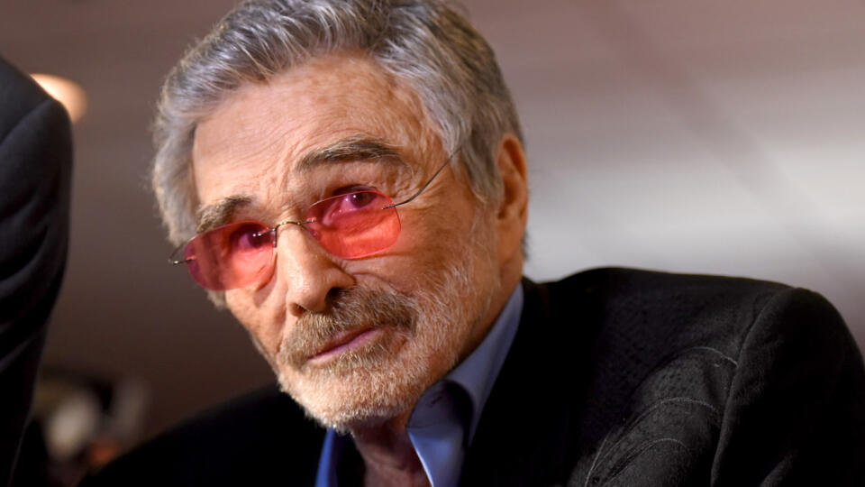 Dnes 82-ročný Burt Reynolds kedysi patril k hereckej špičke a o dámsku pozornosť núdzu nemal. Početné kaskadérske scény sa však podpísali na jeho zdraví.