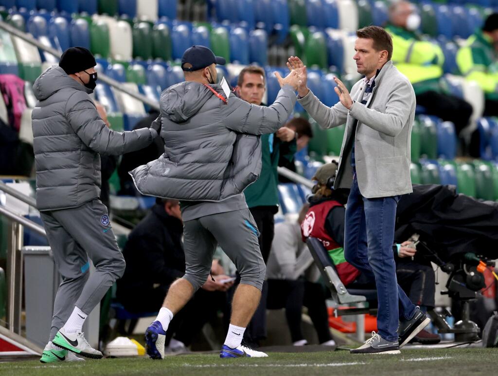 WA 37 Belfast - Tréner slovenskej futbalovej reprezentácie Štefan Tarkovič (vpravo) sa teší po strelení úvodného gólu zápasu finále play off o EURO 2020 Severné Írsko - Slovensko v belfastskom Windsor Parku vo štvrtok 12. novembra 2020. FOTO pre TASR/PA/Liam McBurney
Slovakia manager Stefan Tarkovic celebrates on the touchline during the UEFA Euro 2020 Play-off Finals match at Windsor Park, Belfast.