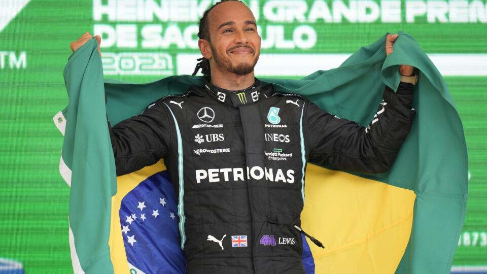 EBE 53 Sao Paulo - Na snímke britský pilot formuly 1 Lewis Hamilton na Mercedese zvíťazil na Veľkej cene Brazílie, 19. podujatí seriálu F1 v Sao Paulo 14. novembra 2021. FOTO TASR/AP

Mercedes driver Lewis Hamilton, of Britain, celebrates at the podium after winning the Brazilian Formula One Grand Prix at the Interlagos race track in Sao Paulo, Brazil, Sunday, Nov. 14, 2020. (AP Photo/Andre Penner)