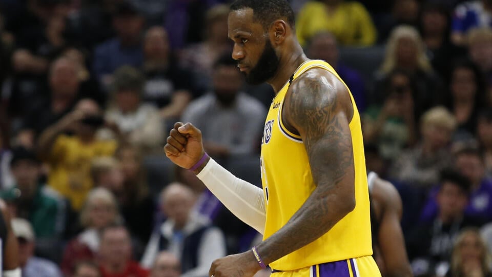 KK19 Sacramento - Útočník LeBron James z Los Angeles Lakers počas zápasu zámorskej NBA proti Sacramentu Kings 1. februára 2020 v Sacramente. FOTO TASR/AP
Los Angeles Lakers forward LeBron James pumps his fist the Lakers scored against the Sacramento Kings during the second half of an NBA basketball game in Sacramento, Calif., Saturday, Feb. 1, 2020. The Lakers won 129-113. (AP Photo/Rich Pedroncelli)