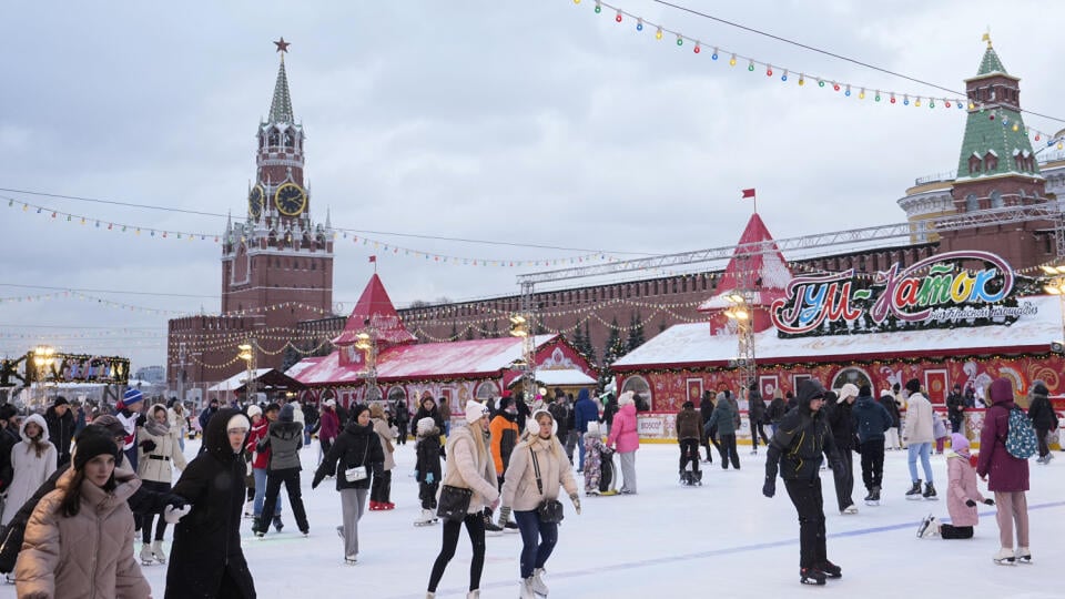 JB 38 Moskva - Ľudia sa korčuľujú na klzisku na Červenom námestí v Moskve 12. decembra 2024 v zimnom popoludní. FOTO TASR/AP
People skate at an ice rink installed at the Red Square in Moscow, Russia, Thursday, Dec. 12, 2024. (AP Photo/Pavel Bednyakov)