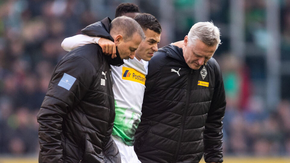 WA 65 Mönchengladbach - Slovenský reprezentačný stredopoliar v drese Borussie Mönchengladbach László Bénes (uprostred) opäšťa za asistencie lekárov ihrisko v nedeľňajšom zápase 11. kola Bundesligy Borussia Mönchengladbach – Werder Brémy v Mönchengladbachu 10. novembra 2019. Bénes bol na ihrisku iba do 59. minúty, keď ho fauloval Nuri Sahin. Ten dostal za zákrok žltú kartu a slovenský futbalista musel vynútene opustiť trávnik so zranením ľavého členka, čo nie je pozitívna správa pred reprezentačn