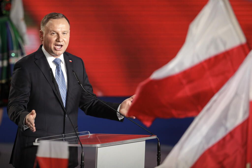 WA 2 Lowicz - Na snímke úradujúci poľský prezident a prezidentský kandidát Andrzej Duda sa prihovára svojim podporovateľom po prvom kole prezidentslých volieb v poľskom meste Lowicz v nedeľu 28. júna 2020. Do druhého kola prezidentských volieb v Poľsku postupujú podľa očakávania Andrzej Duda a Rafal Trzaskowski. O tom, ktorý z nich sa stane prezidentom, voliči rozhodnú v druhom kole volieb 12. júla 2020. O úrad hlavy štátu sa okrem Dudu, Trzaskowského a Holowniu uchádzalo ešte osem kandidátov. P