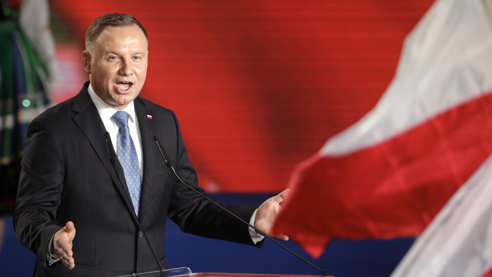 WA 2 Lowicz - Na snímke úradujúci poľský prezident a prezidentský kandidát Andrzej Duda sa prihovára svojim podporovateľom po prvom kole prezidentslých volieb v poľskom meste Lowicz v nedeľu 28. júna 2020. Do druhého kola prezidentských volieb v Poľsku postupujú podľa očakávania Andrzej Duda a Rafal Trzaskowski. O tom, ktorý z nich sa stane prezidentom, voliči rozhodnú v druhom kole volieb 12. júla 2020. O úrad hlavy štátu sa okrem Dudu, Trzaskowského a Holowniu uchádzalo ešte osem kandidátov. P