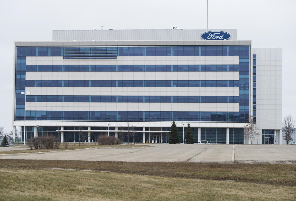 Na archívnej snímke z 19. marca 2020 prázdne parkovisko pred závodom americkej automobilky Ford v kanadskom meste Ontario. Tri americké automobilky známe ako Veľká trojka plánujú predĺžiť súčasnú odstávku svojich závodov z marca aj na určité obdobie apríla. Dôvodom je fakt, že šírenie nového koronavírusu v USA a za hranicami sa zatiaľ nepodarilo dostať pod kontrolu. General Motors (GM), Ford a Fiat Chrysler Automobiles (FCA) 18. marca informovali, že v dôsledku šírenia no